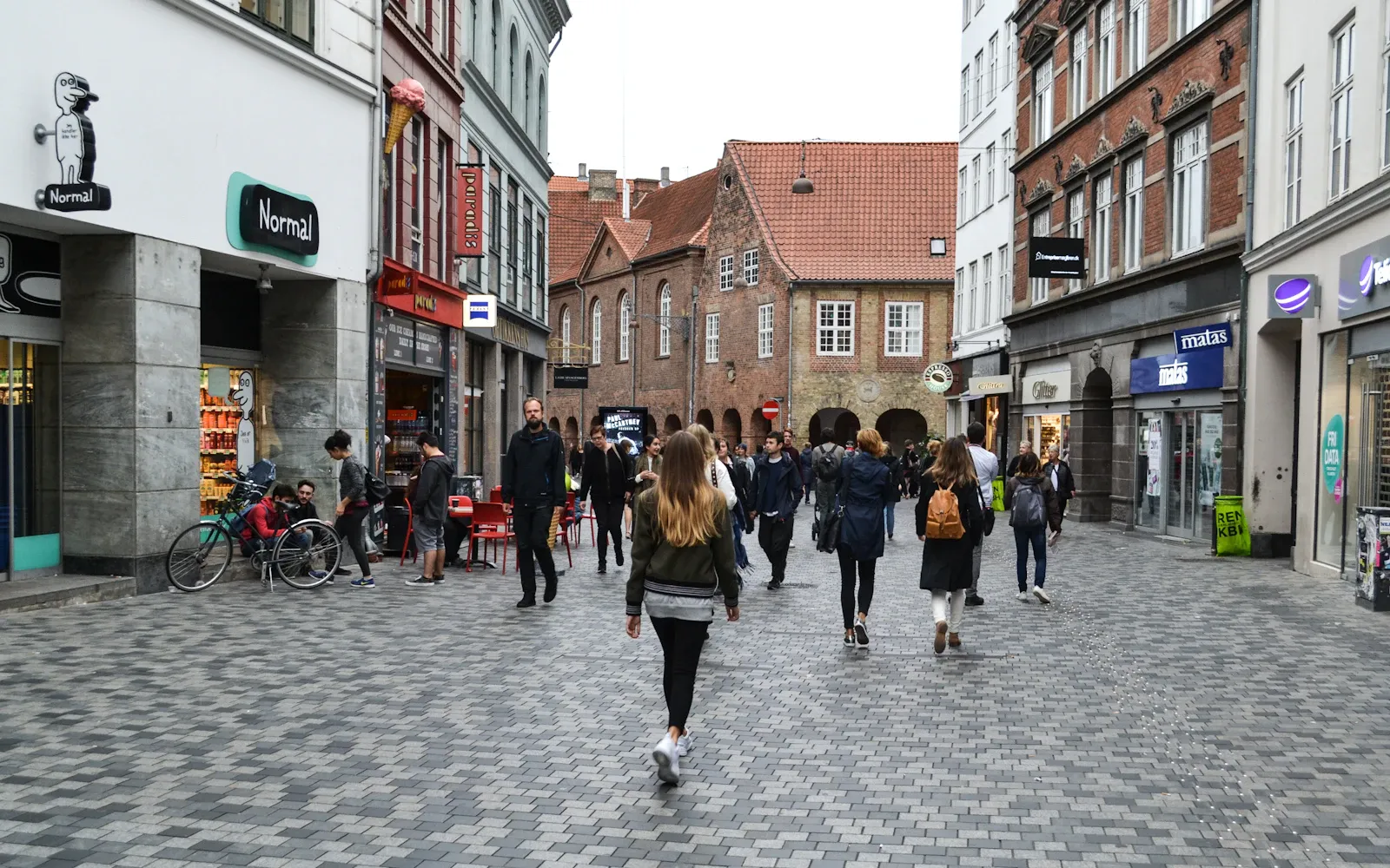 Mennesker på en gågade med små butikker